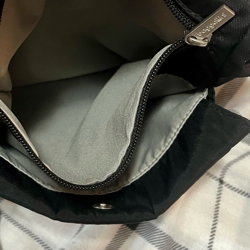 Baggallini Black Crossbody Bag - Picture 9 of 10